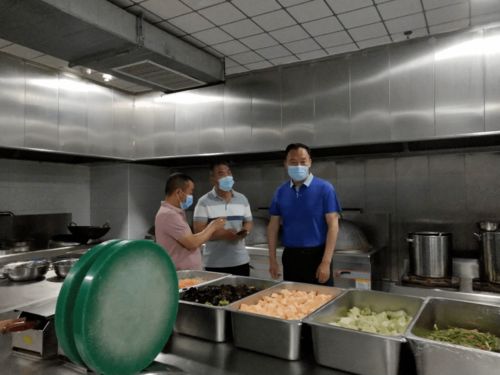阿拉善左旗市場監(jiān)管局深入阿拉善職業(yè)技術學院檢查指導疫情防控期間食品安全工作